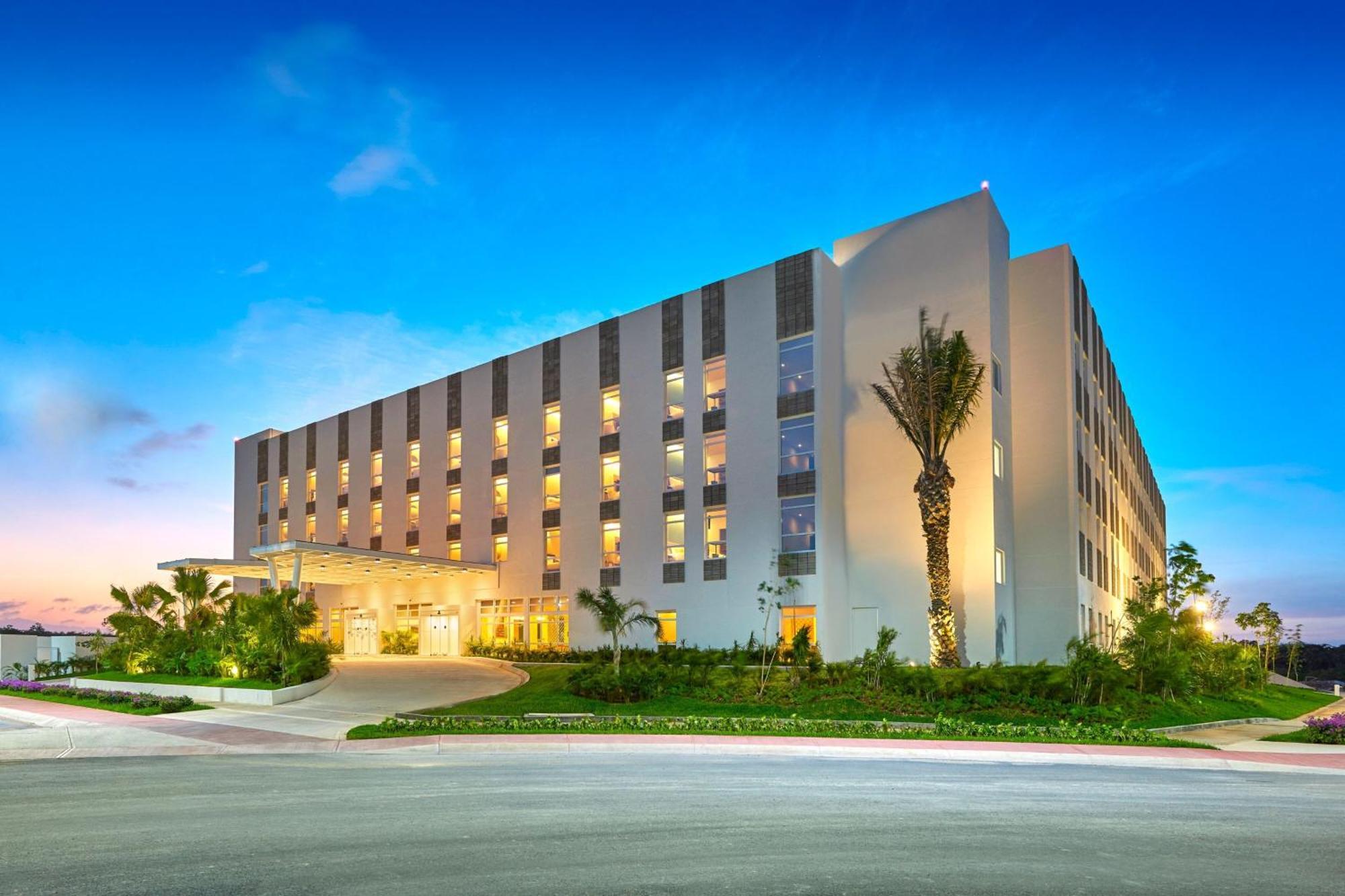 City Express Plus By Marriott Cancun Aeropuerto Riviera Eksteriør billede
